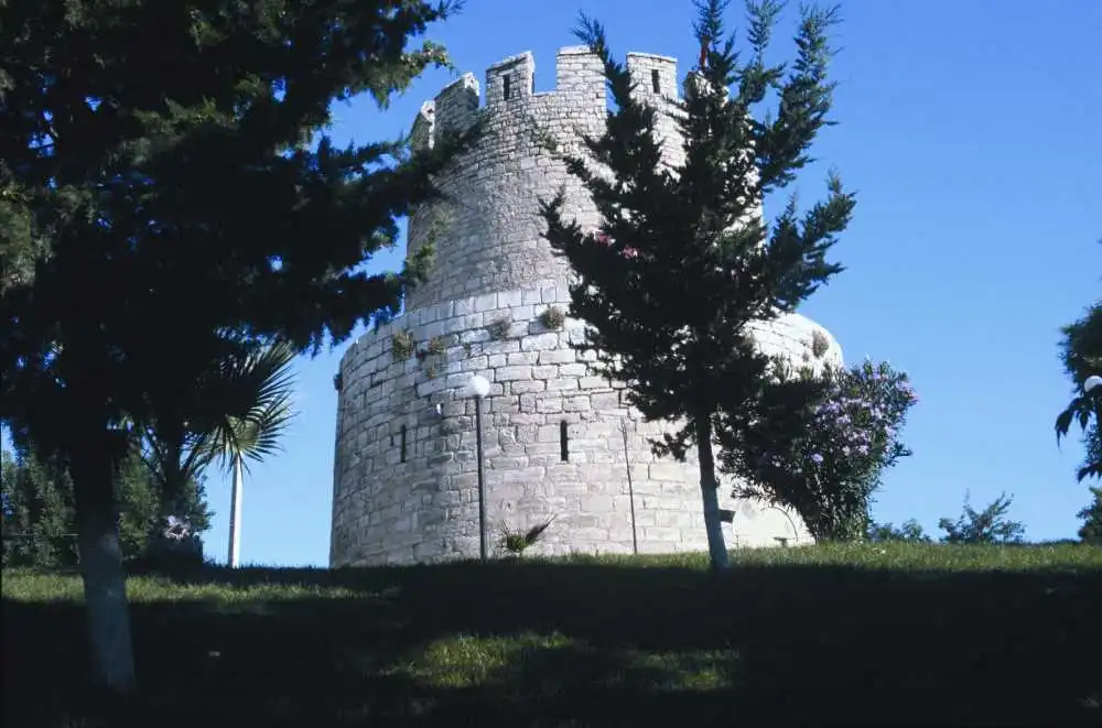 Mut Kalesi'nin dış surlarının yakın plan görünümü