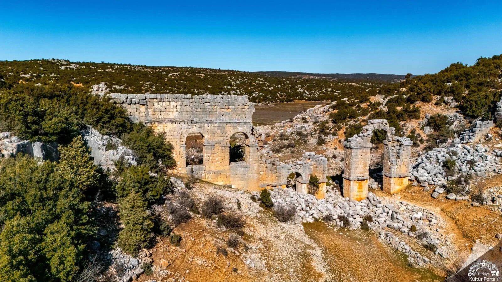 Olba Antik Kenti'nin Genel Görünümü ve Su Kemeri