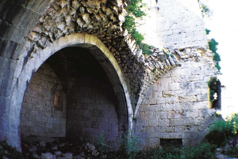 Çandır Kalesi'nin iç mekanlarından ve kalıntılarından bir görünüm