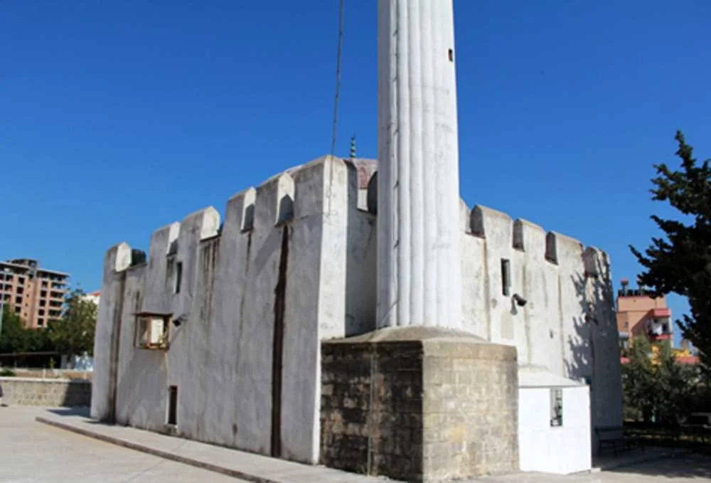 Sultan Alaeddin Camii'nin yivli minaresi ve kesme taş işçiliği detayı