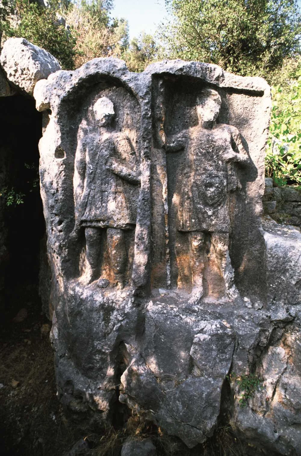 Tapureli Ören Yeri'nden çıkarılan ve bitkisel motiflerle kabartmalı bir taş parçası