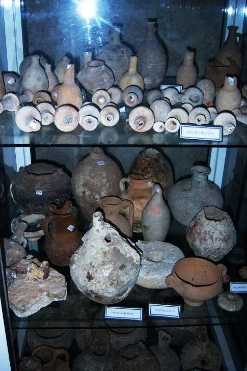 Taşucu Amphora Müzesi'nin içinden, amphoraların sergilendiği bir vitrin