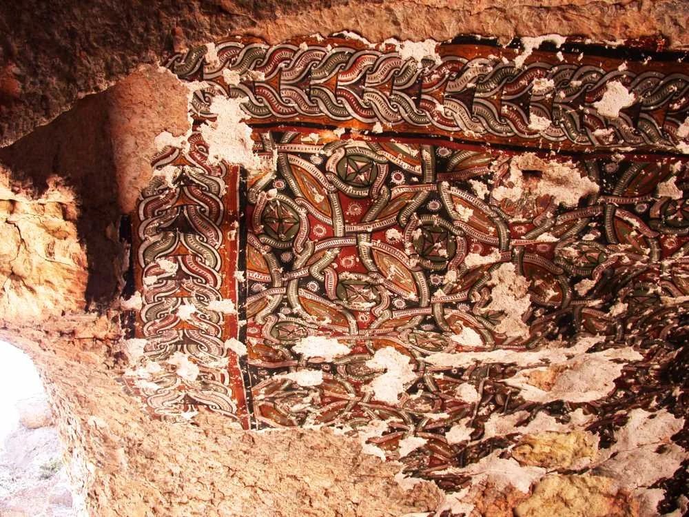 Al Oda içerisindeki mağara duvarına oyulmuş kemerli nişler