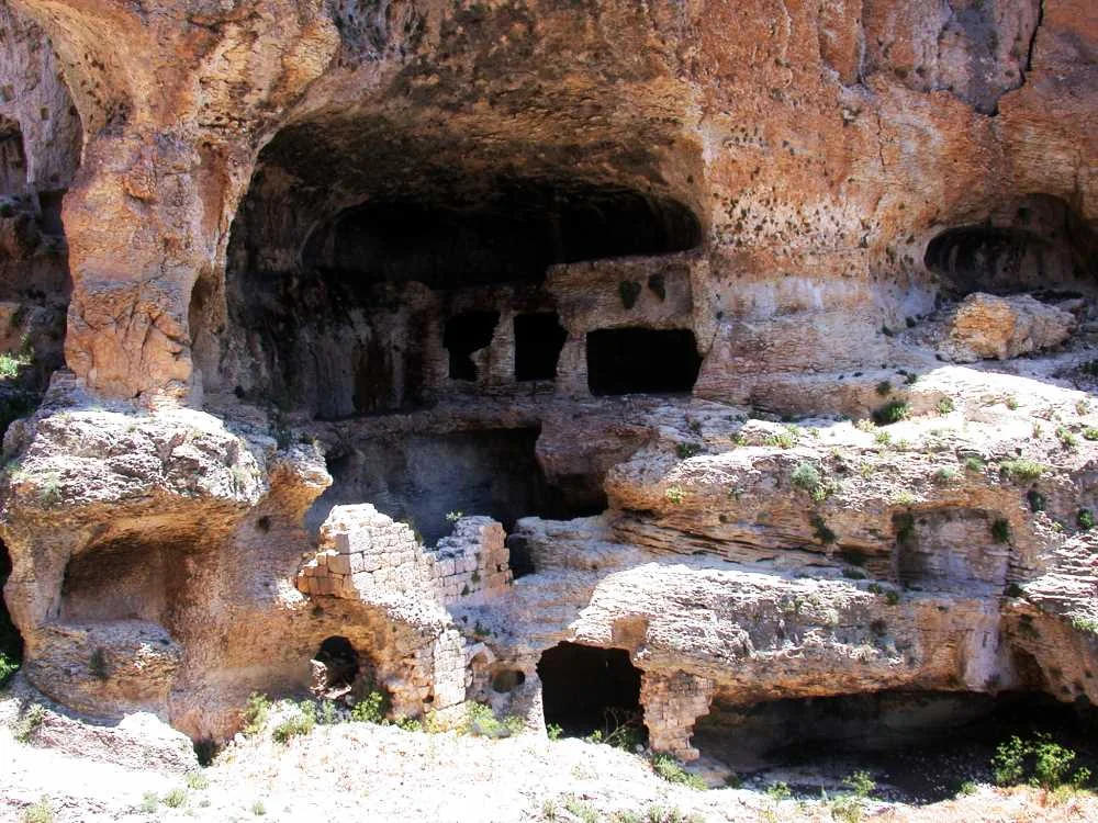 Al Oda Kaya Kilisesi'nin içerisindeki tahrip olmuş renkli fresko kalıntıları