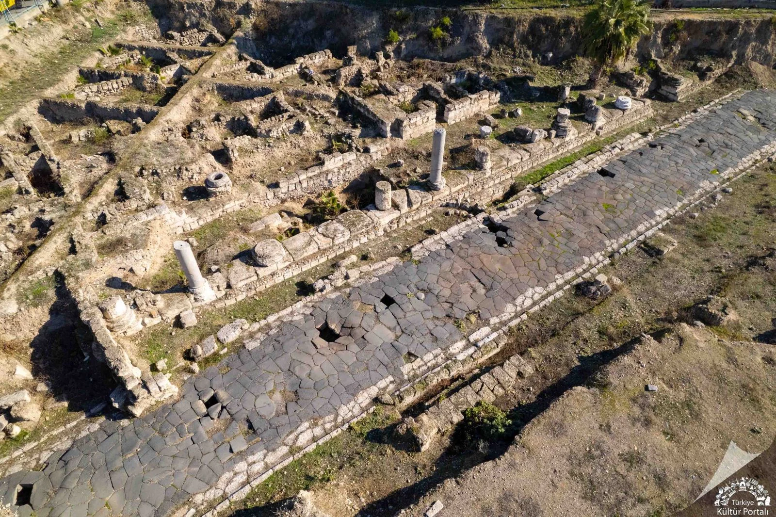 Tarsus Antik Cadde'nin kazı alanındaki farklı dönemlere ait mimari kalıntılar