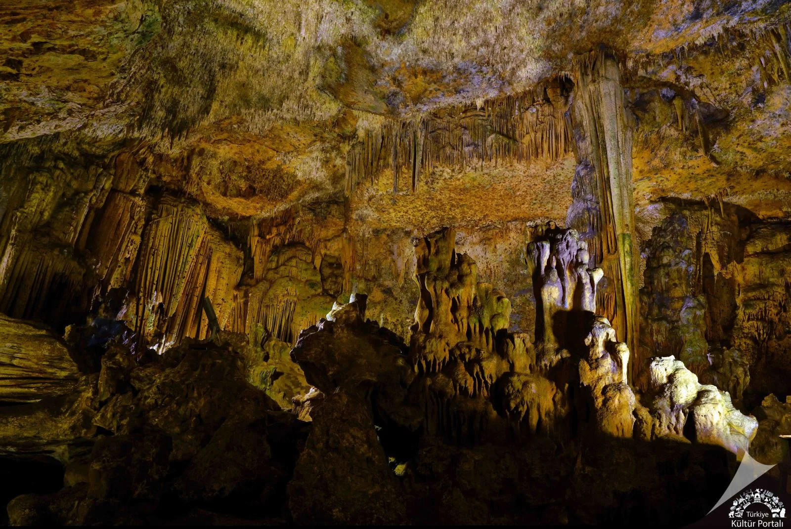 Astım Mağarası içindeki doğal dikit ve sarkıt oluşumları
