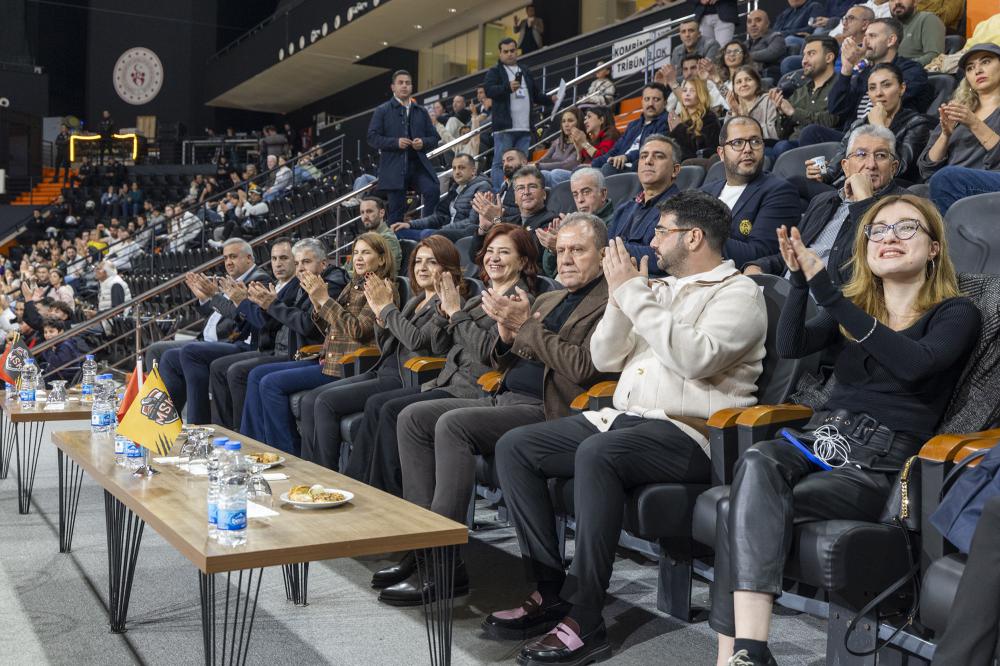 Başkan Seçer ile Meral Seçer, Carettaların Parkedeki Mücadelesine Tribünden Destek Verdi