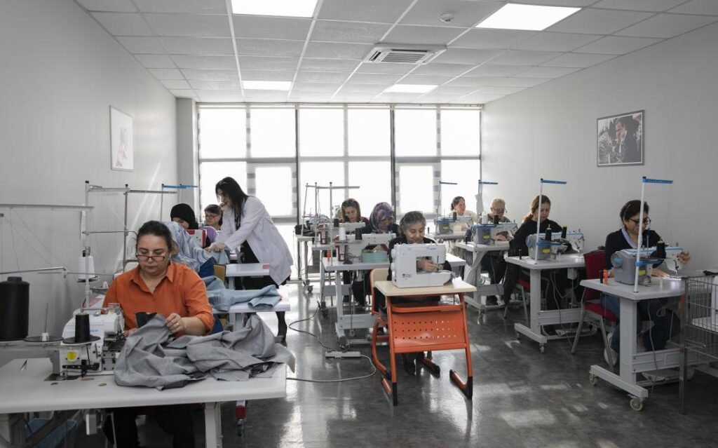 Büyükşehir MERCEK’te Giyim Üretim Kurslarına Yoğun İlgi
