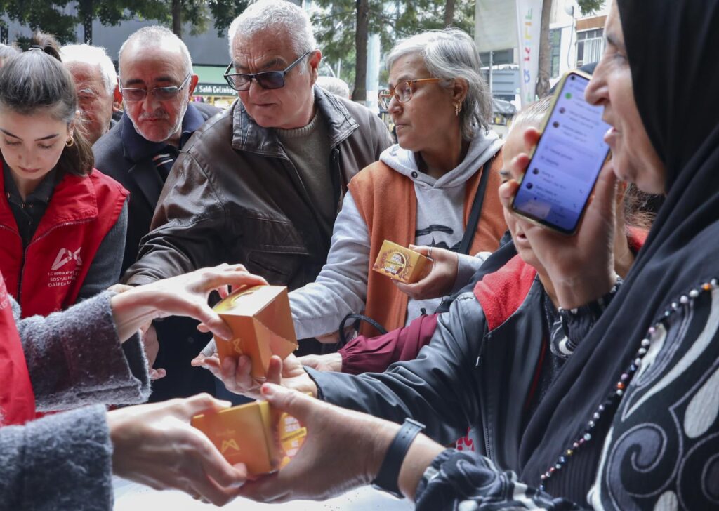 Büyükşehir Regaip Kandili’nde 15 Bin Kandil Simidi Dağıttı