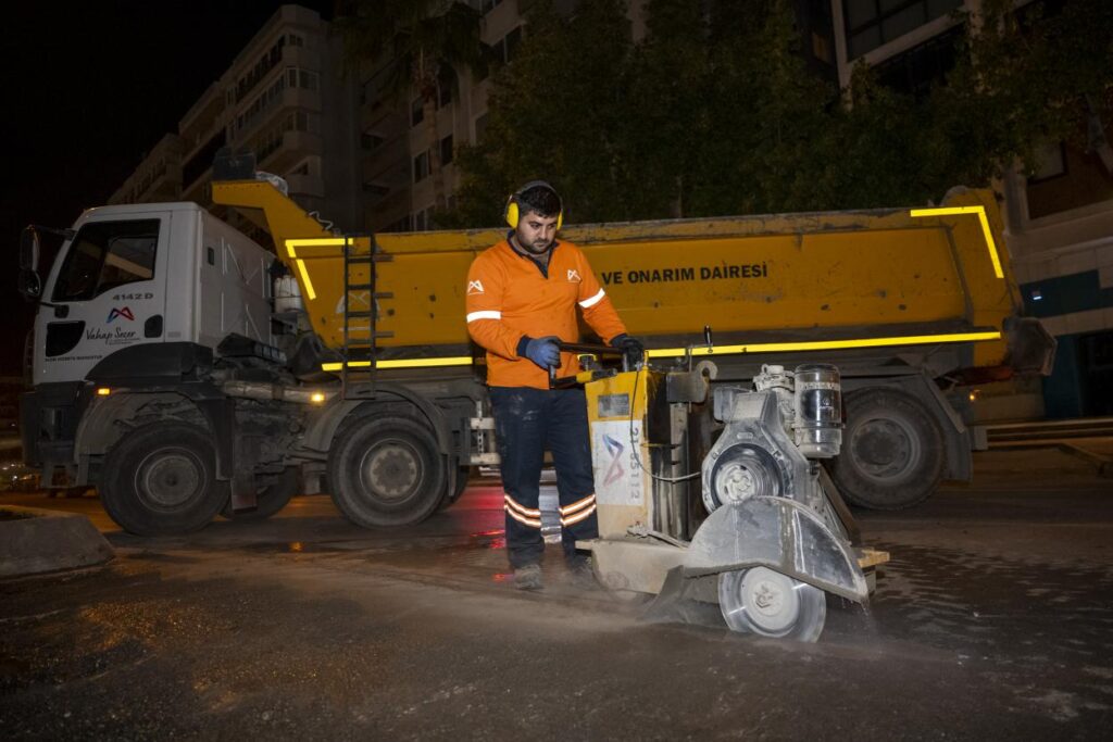 Büyükşehir Trafiğin Aksamaması İçin Asfalt Çalışmalarını Gece Sürdürüyor