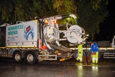 Büyükşehir ve MESKİ Ekipleri Sağanak Yağışa Karşı Gece Boyunca Sahadaydı