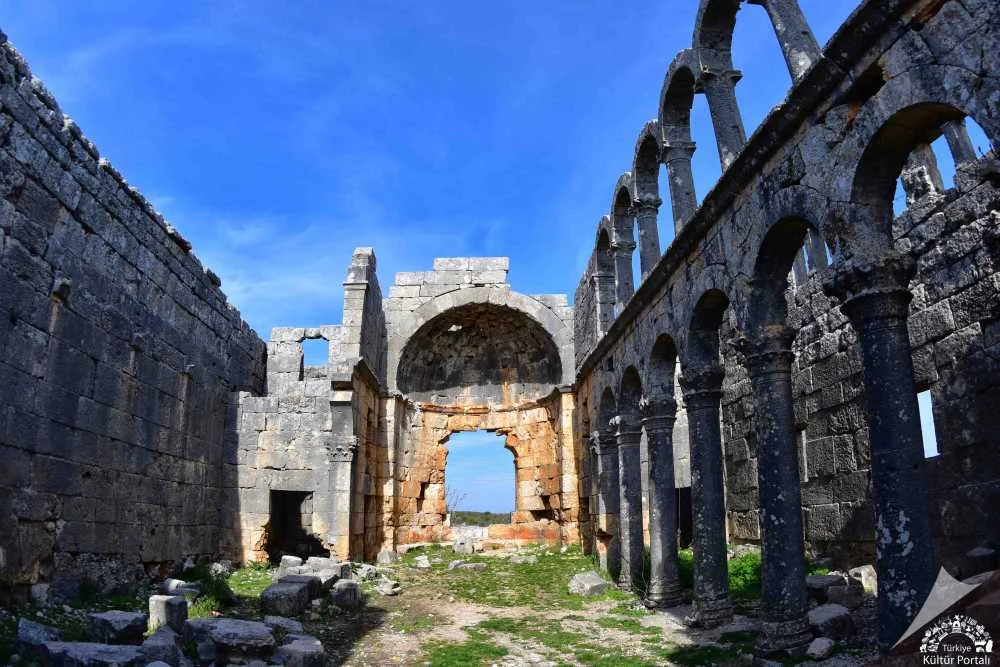 Cambazlı Kilisesi'nin iç mekanı ve yıkılmış sütun kalıntıları