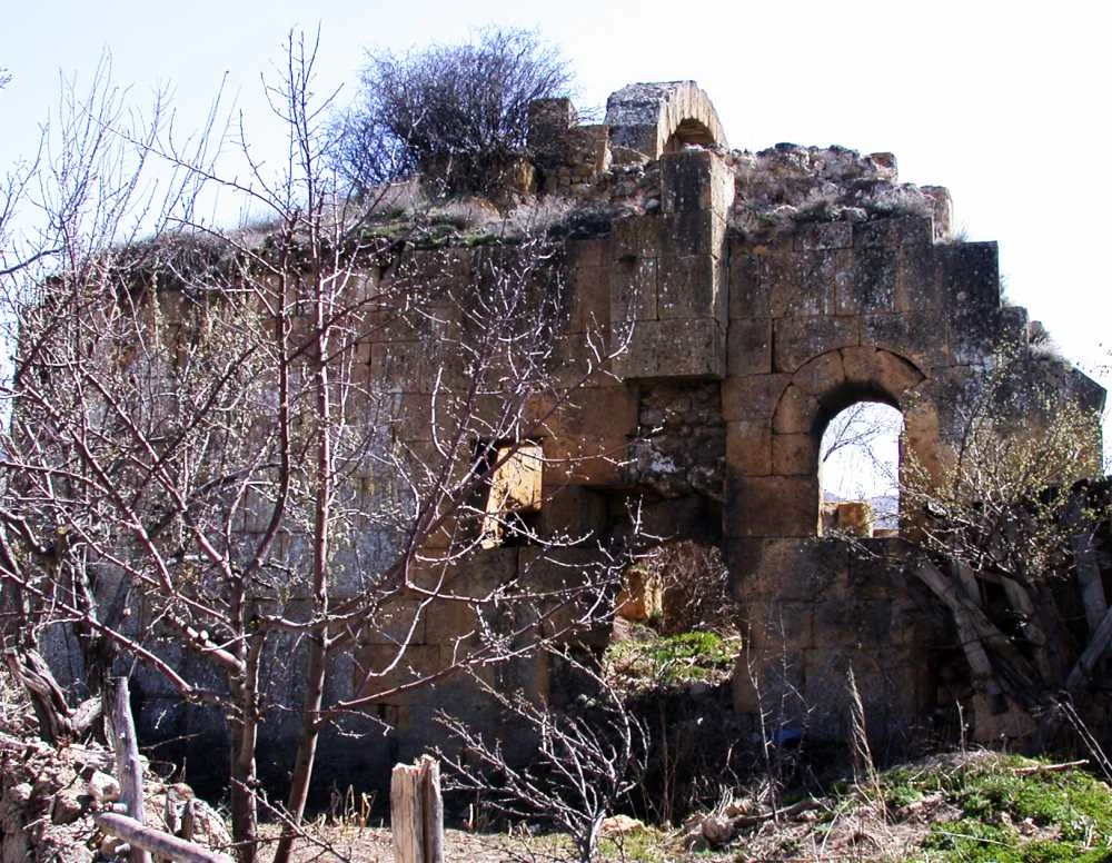 Dağpazarı Kilisesi'nin ayakta kalan apsis ve duvar kalıntıları