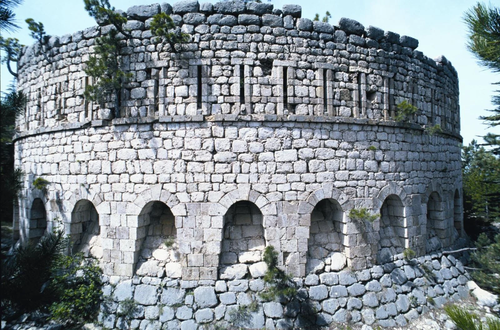 Kızıl Tabya'nın duvar örgüsü ve mazgal pencerelerinin yakından görünümü