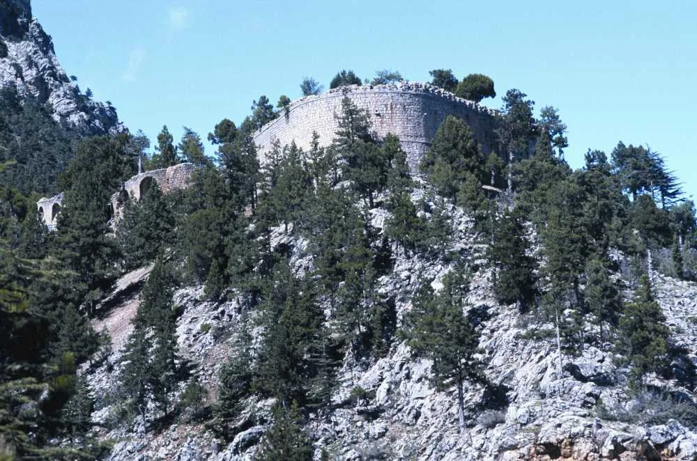 İbrahim Paşa Tabyaları'ndan diğer bir yapının dış duvarı ve giriş detayı