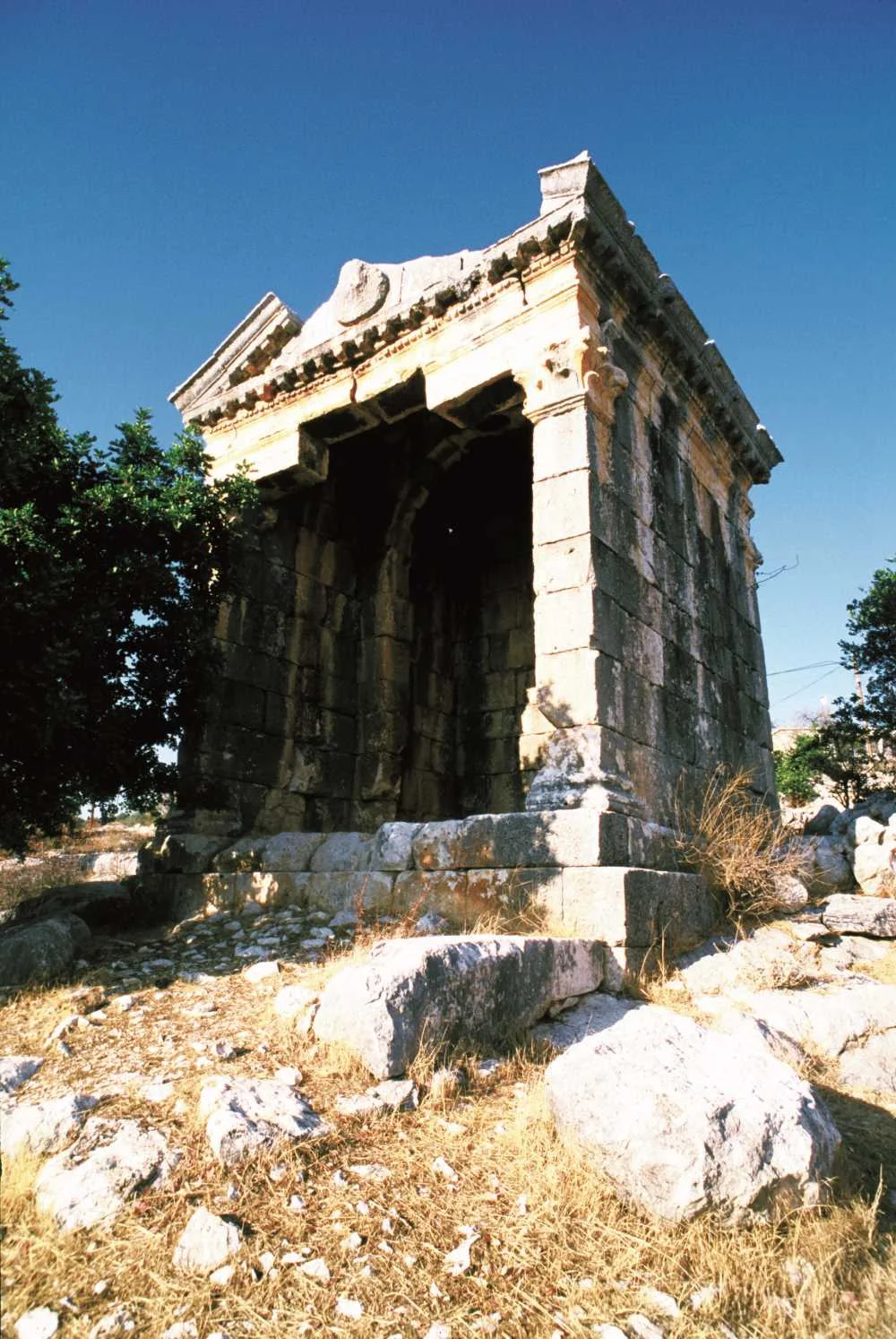 İmbriogion'daki anıt mezarların yakın çekim mimari detayları