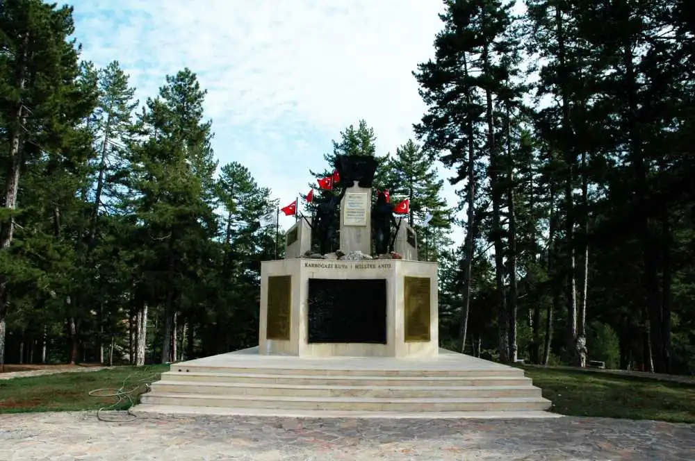 Karboğazı Kuvayi Milliye Anıtı'nın yakınında bulunan tarihi bilgi panosu