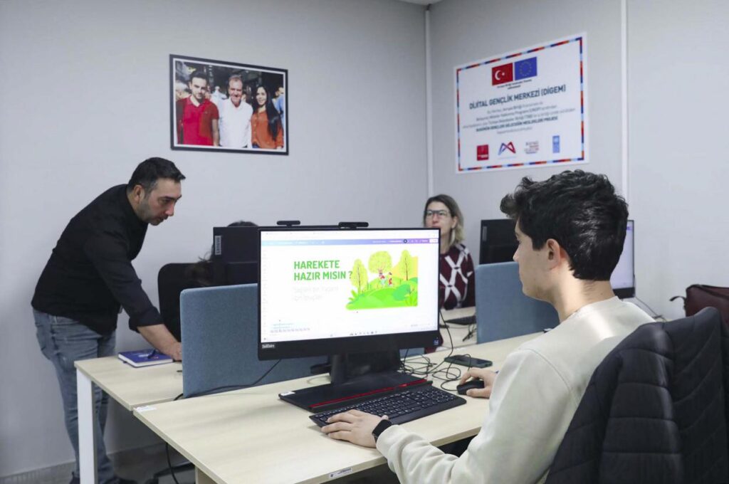 Mercek’te ‘Dijital Tasarım ve Canva’ Kursuna Yoğun İlgi