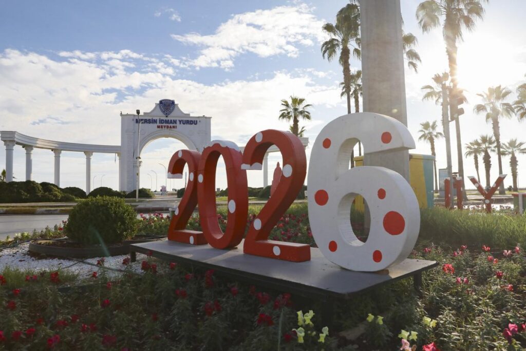 Mersin Büyükşehir Yeni Yıl Süslemeleriyle Kenti Renklendirdi