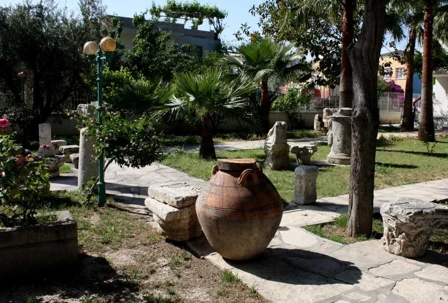 Silifke Müzesi'nin içinden, mermer heykellerin ve sütun başlıklarının sergilendiği bir bölüm