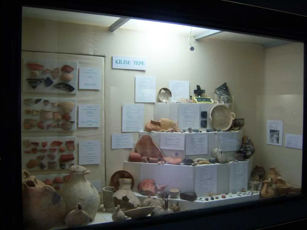 Silifke Müzesi'nin bahçesinde sergilenen büyük taş eserler ve lahitler