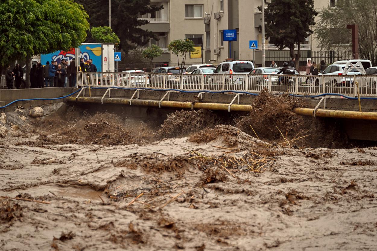 Mersin Büyükşehir Belediyesi ve MESKİ Ekipleri Sağanak Yağış Boyunca Sahada