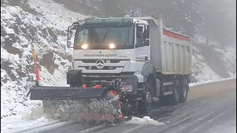Büyükşehir Ekipleri Gece-Gündüz Karla Mücadele Ediyor