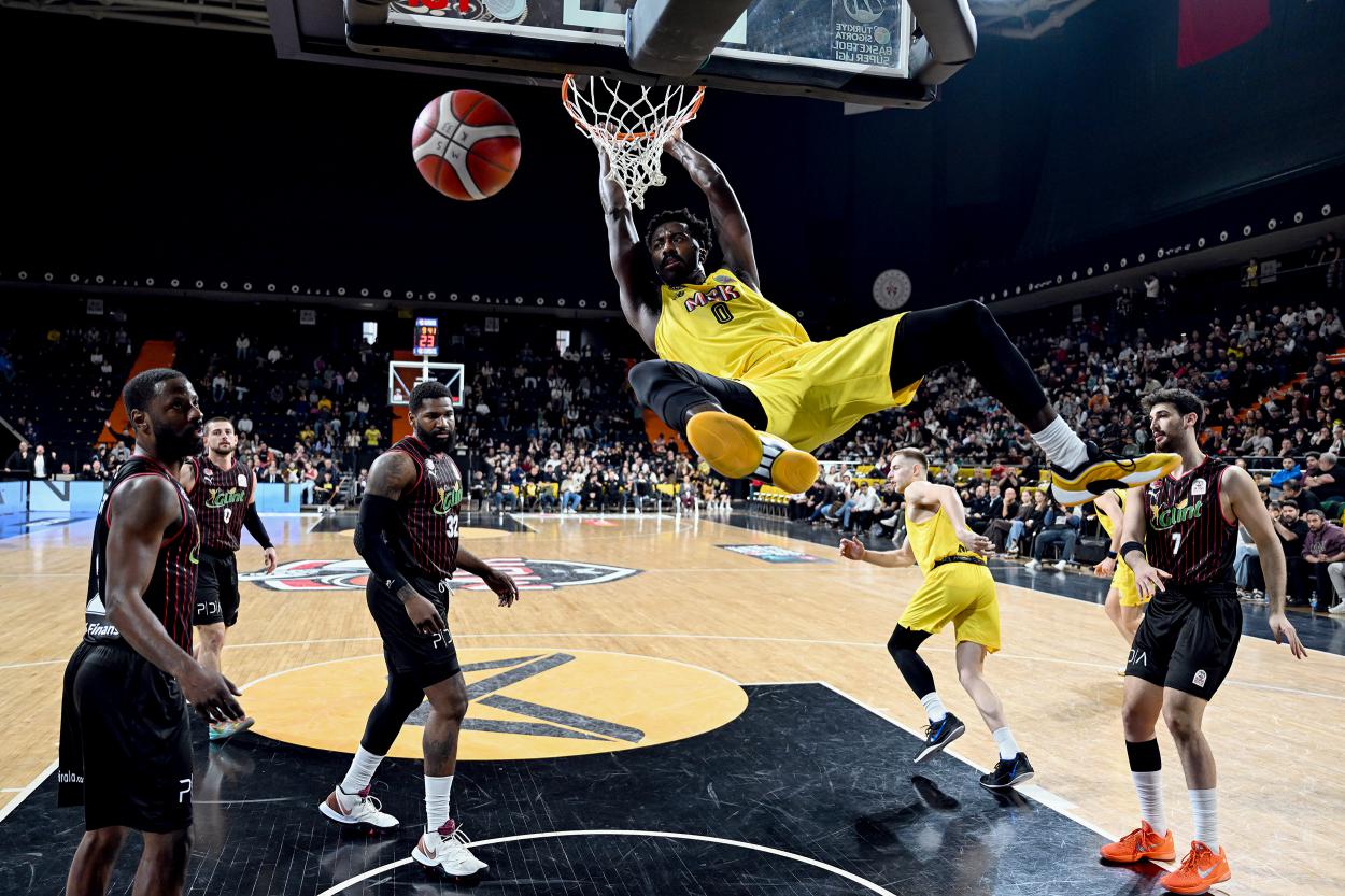 Başkan Seçer, MSK-Glint Manisa Basket Karşılaşmasını İzledi