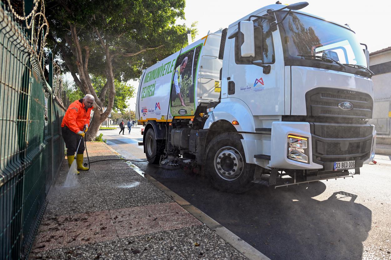 Mersin Büyükşehir’in Temizlik Araç Filosu’na 22 Büyük Yol Süpürme Aracı Eklendi