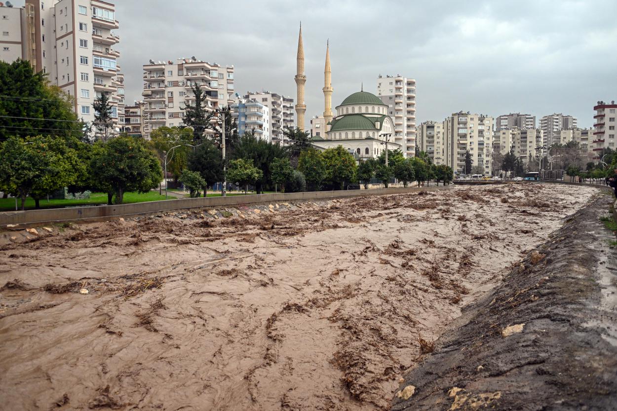 Mersin Büyükşehir Belediyesi ve MESKİ Ekipleri Sağanak Yağış Boyunca Sahada