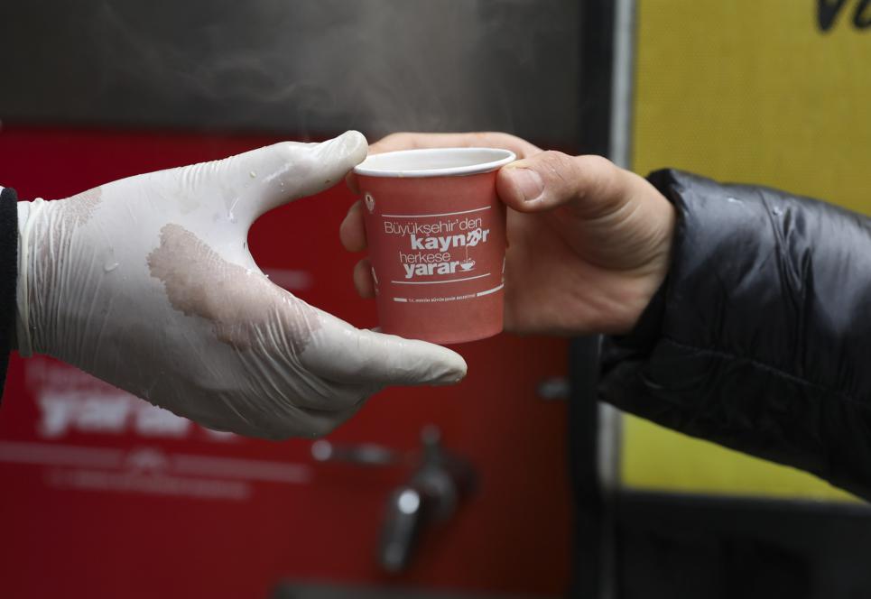 Büyükşehir Yeni Yılda Kaynar İkramıyla Mersinlilerin İçini Isıttı