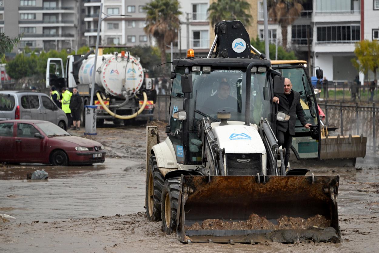 Mersin Büyükşehir Belediyesi ve MESKİ Ekipleri Sağanak Yağış Boyunca Sahada