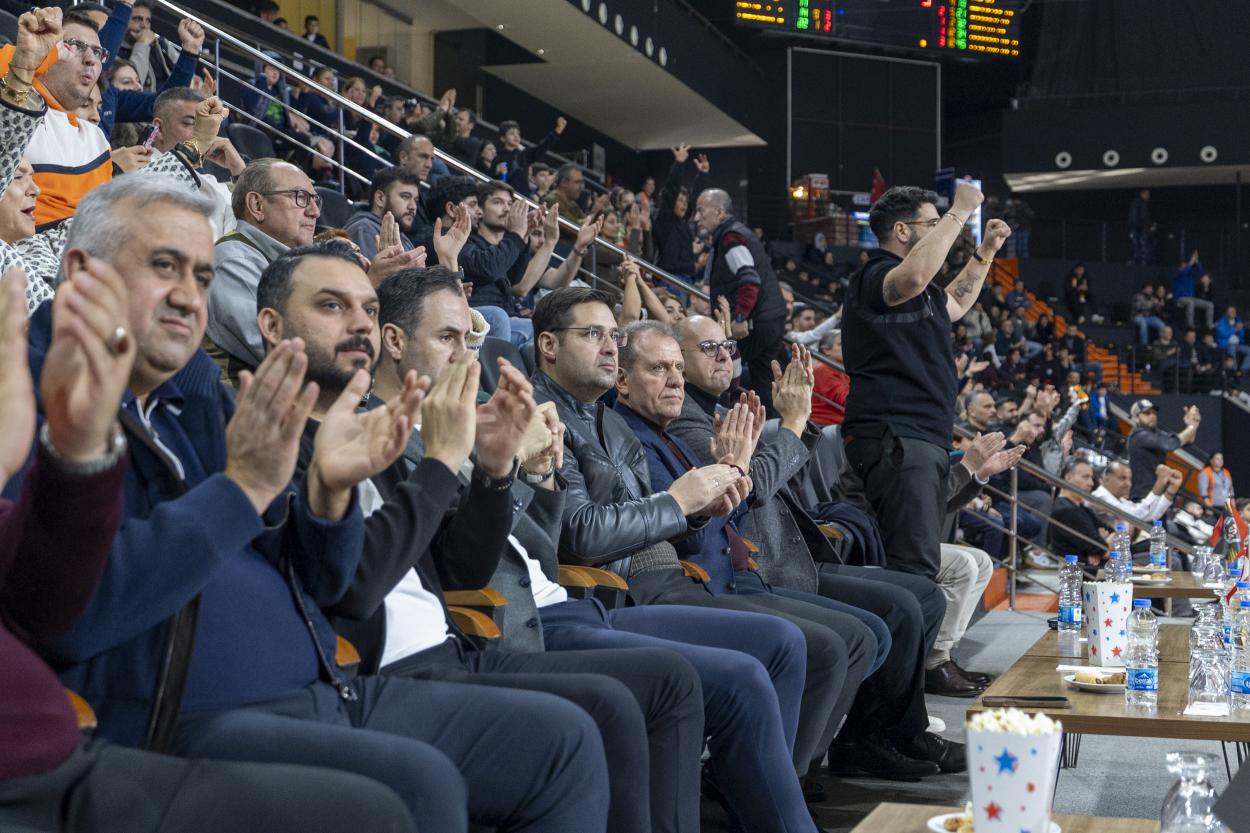 Başkan Seçer, MSK-Glint Manisa Basket Karşılaşmasını İzledi
