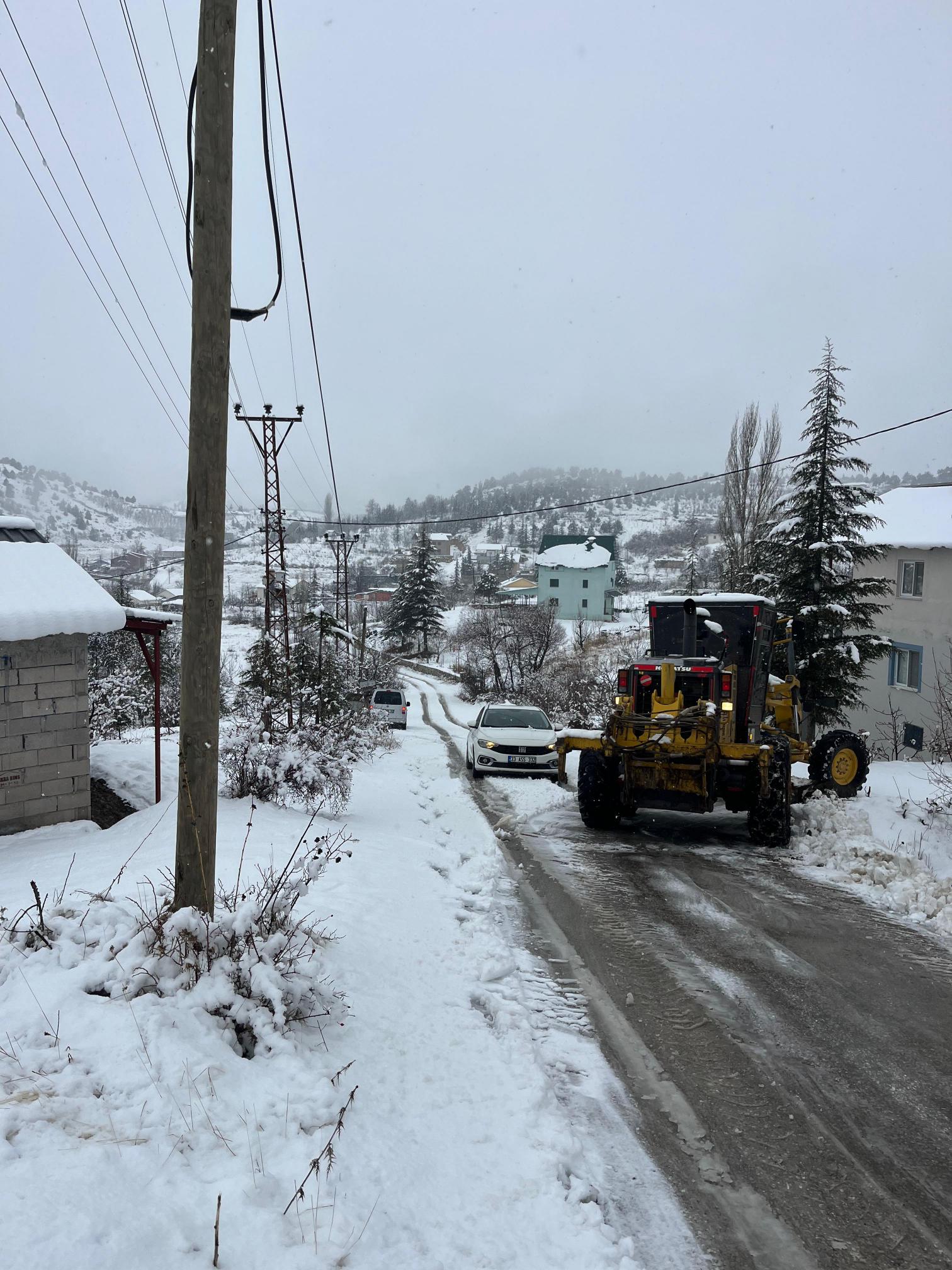 Büyükşehir Ekipleri Gece-Gündüz Karla Mücadele Ediyor