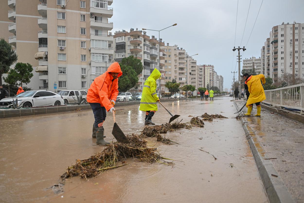 Mersin Büyükşehir Belediyesi ve MESKİ Ekipleri Sağanak Yağış Boyunca Sahada