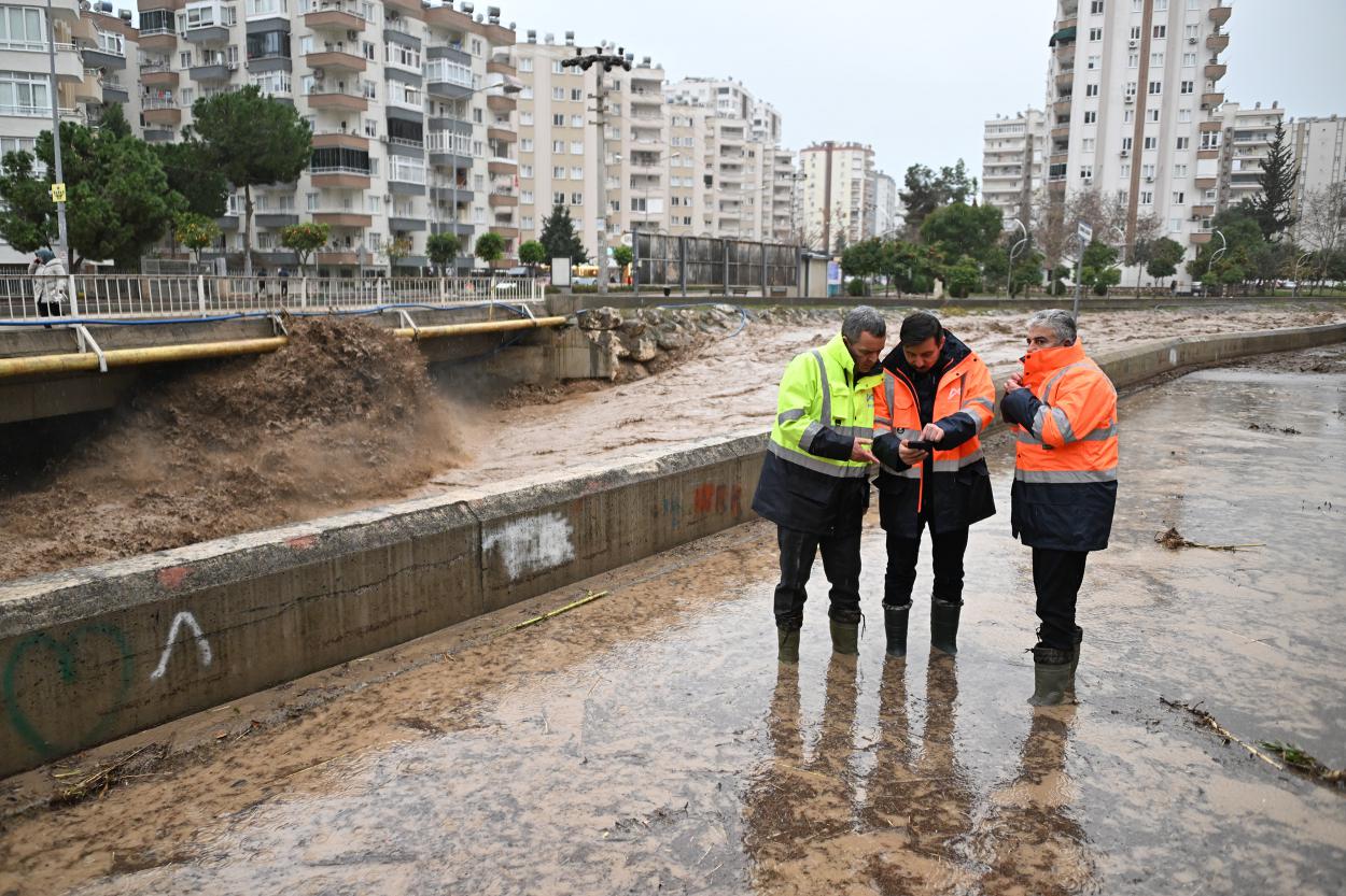 Mersin Büyükşehir Belediyesi ve MESKİ Ekipleri Sağanak Yağış Boyunca Sahada