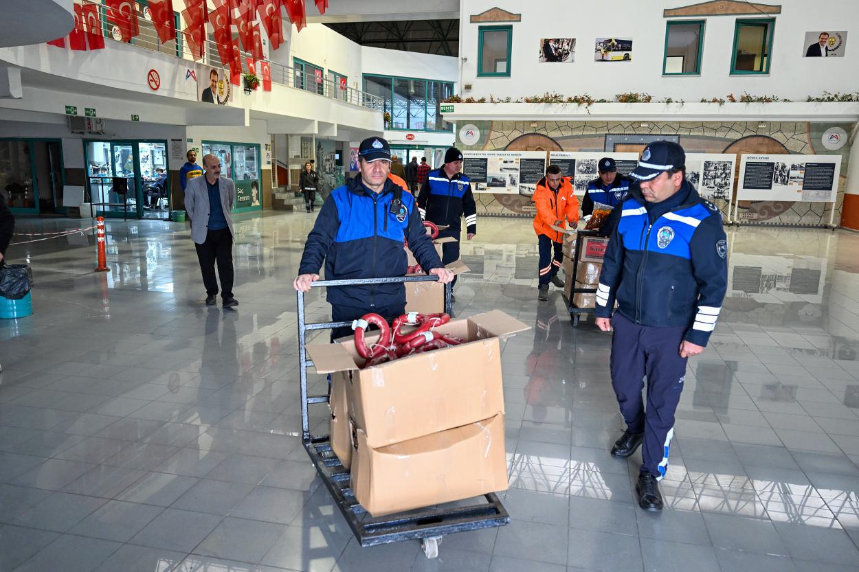 Mersin Büyükşehir Sağlıksız Koşullarda Gıda Sevkiyatına Geçit Vermiyor
