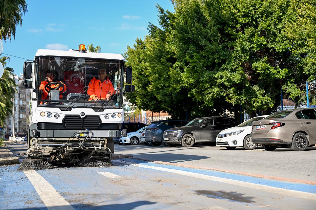 Mersin Büyükşehir’in Temizlik Araç Filosu’na 22 Büyük Yol Süpürme Aracı Eklendi