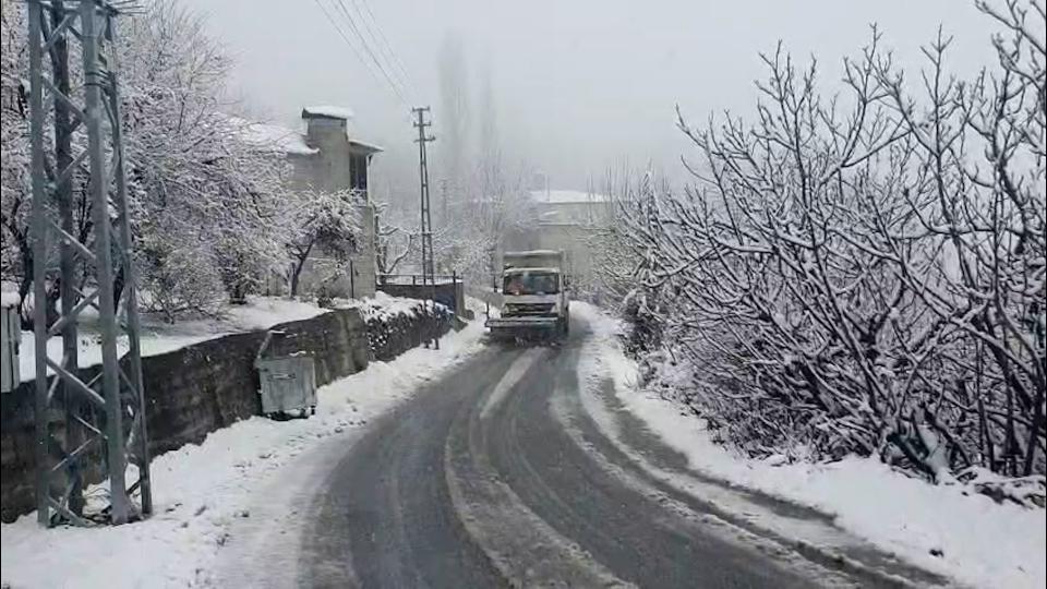 Büyükşehir Ekipleri Gece-Gündüz Karla Mücadele Ediyor