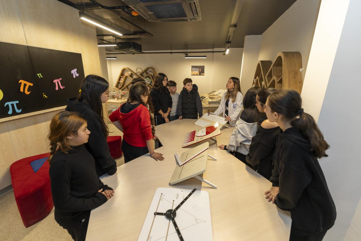 1 Yaşını Dolduran Aratos Matematik Evi Binlerce Öğrenciyi Ağırladı