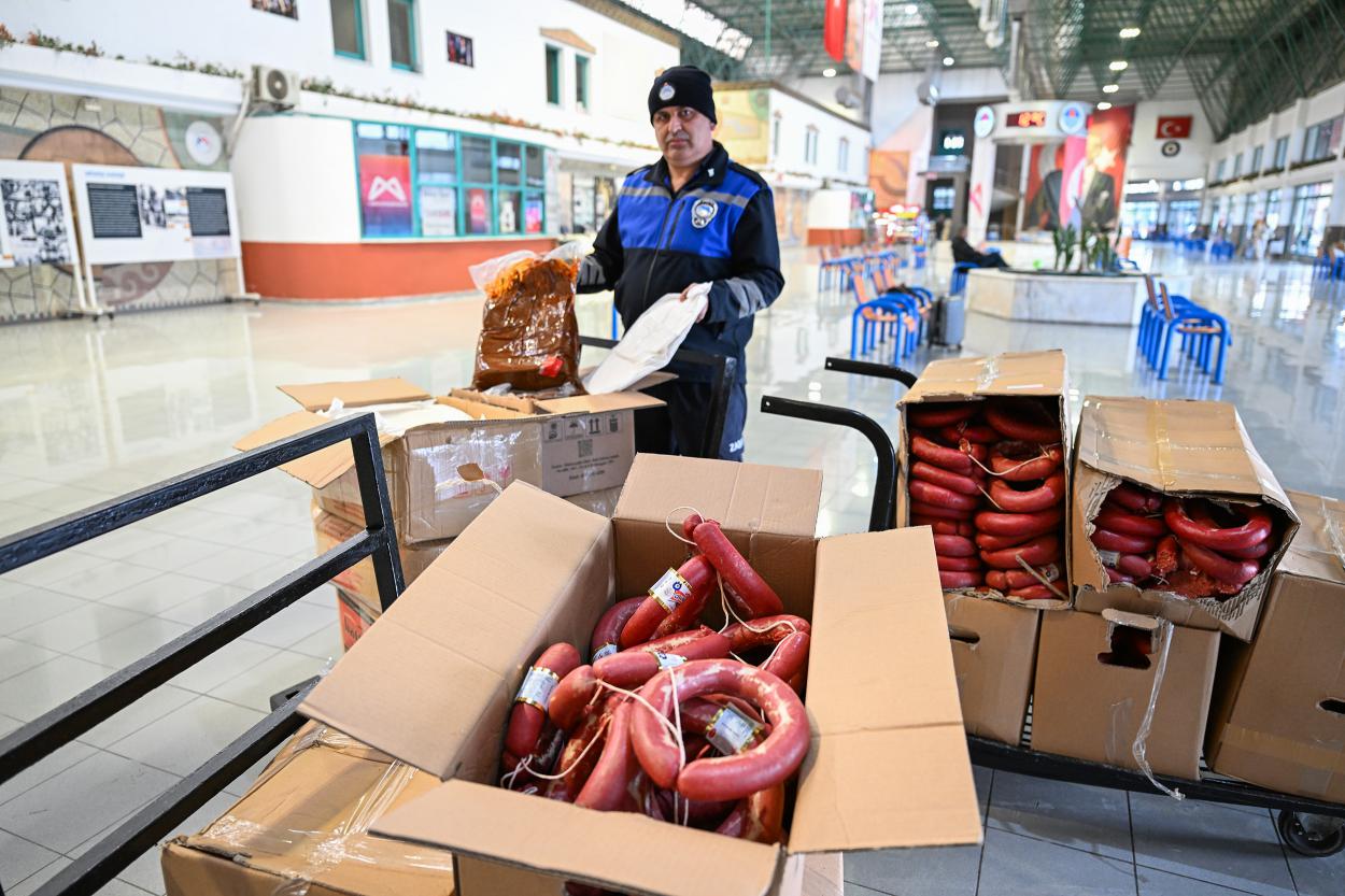 Mersin Büyükşehir Sağlıksız Koşullarda Gıda Sevkiyatına Geçit Vermiyor