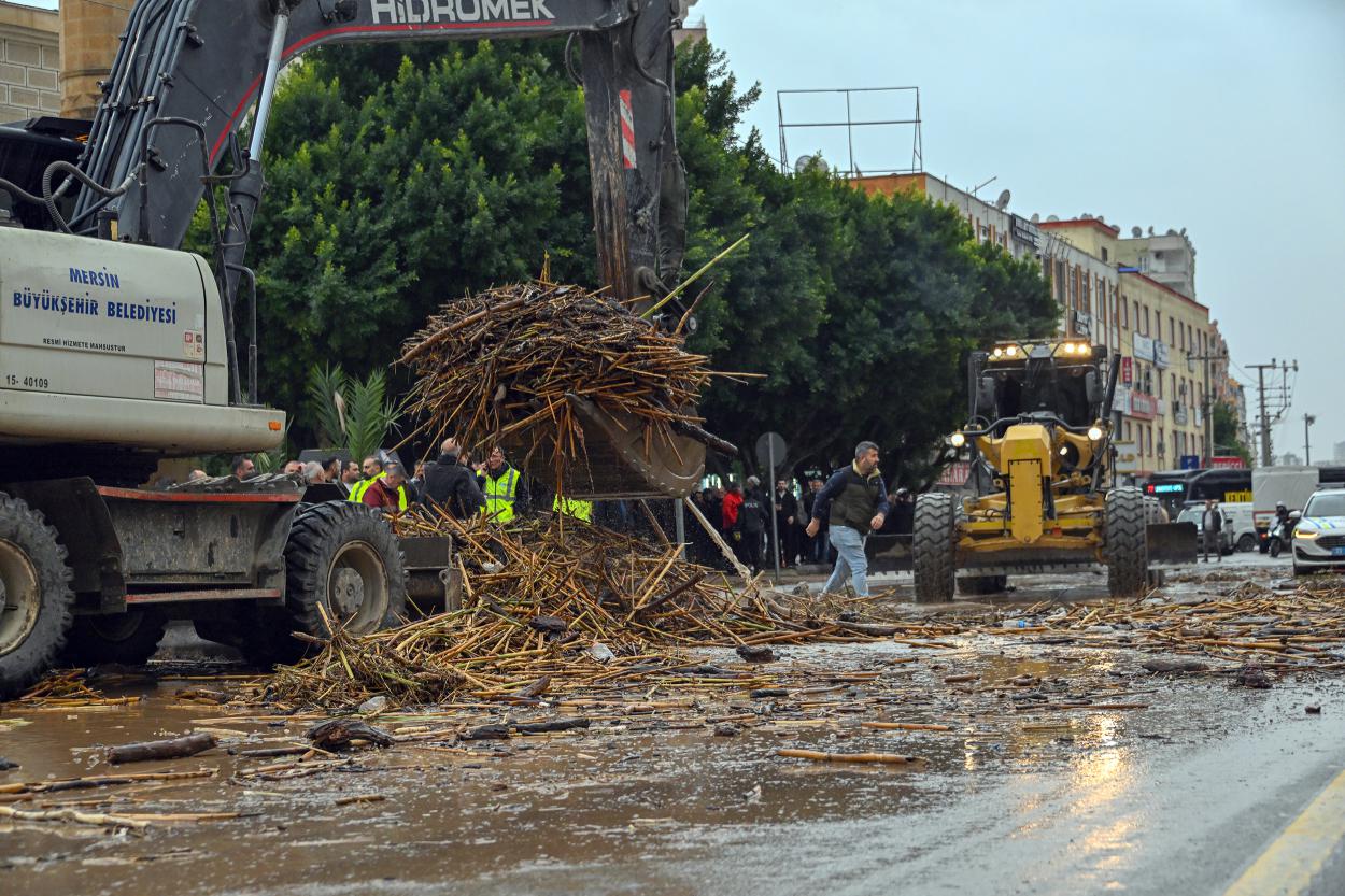 Mersin Büyükşehir Belediyesi ve MESKİ Ekipleri Sağanak Yağış Boyunca Sahada