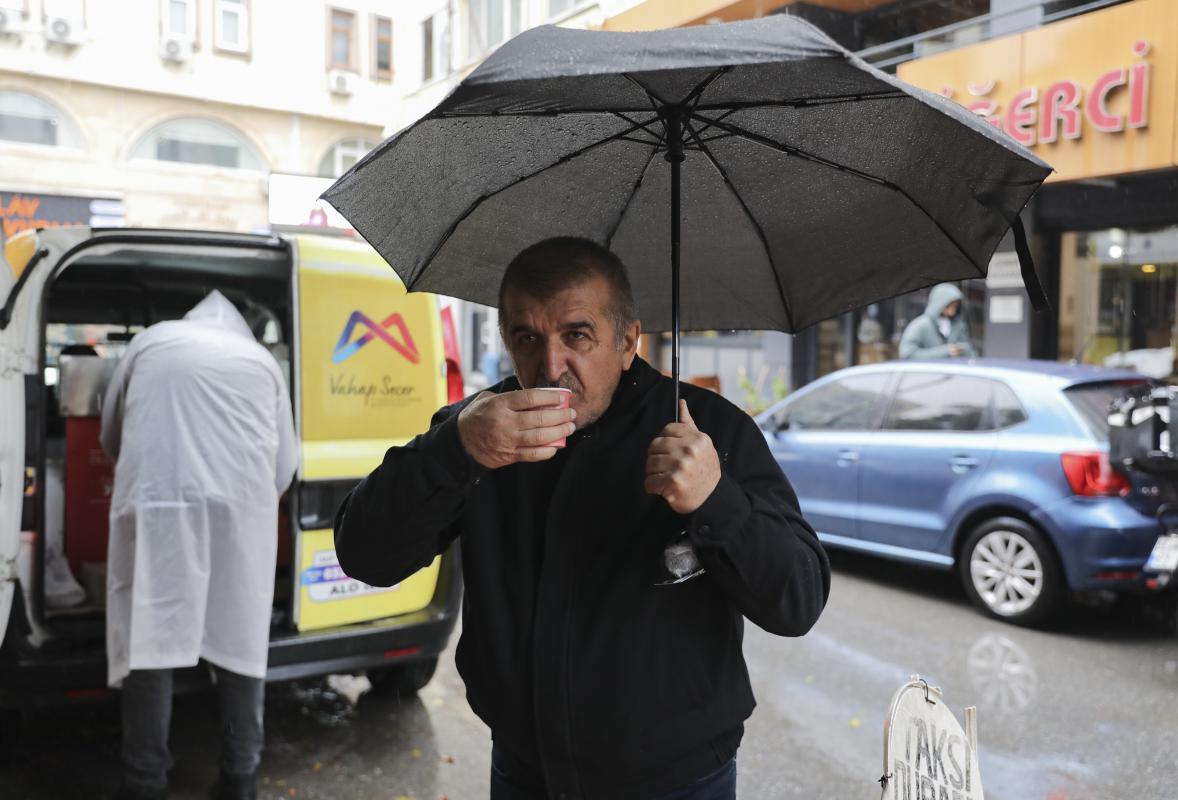 Büyükşehir Yeni Yılda Kaynar İkramıyla Mersinlilerin İçini Isıttı