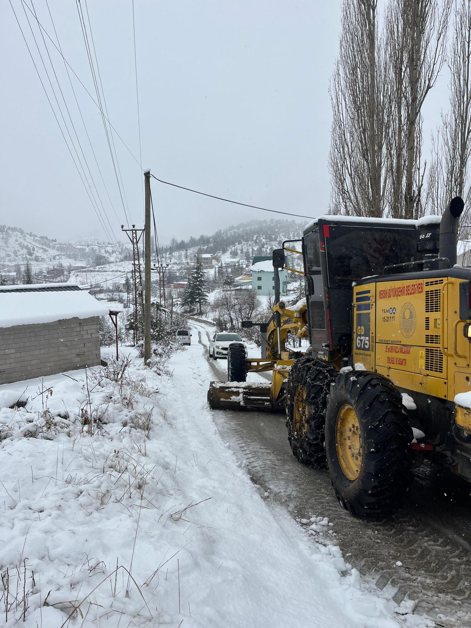 Büyükşehir Ekipleri Gece-Gündüz Karla Mücadele Ediyor