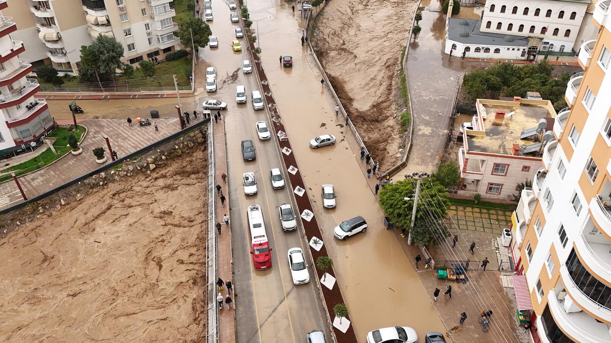Mersin Büyükşehir Belediyesi ve MESKİ Ekipleri Sağanak Yağış Boyunca Sahada