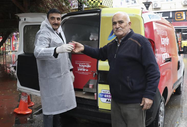 Büyükşehir Yeni Yılda Kaynar İkramıyla Mersinlilerin İçini Isıttı