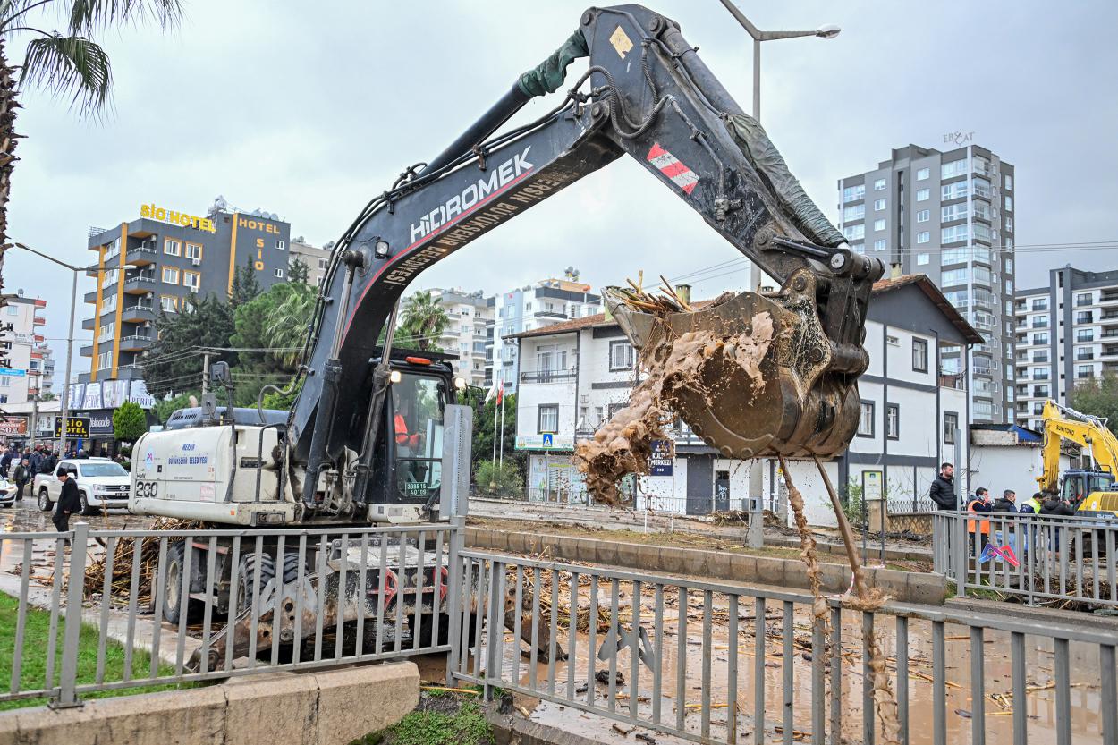 Mersin Büyükşehir Belediyesi ve MESKİ Ekipleri Sağanak Yağış Boyunca Sahada