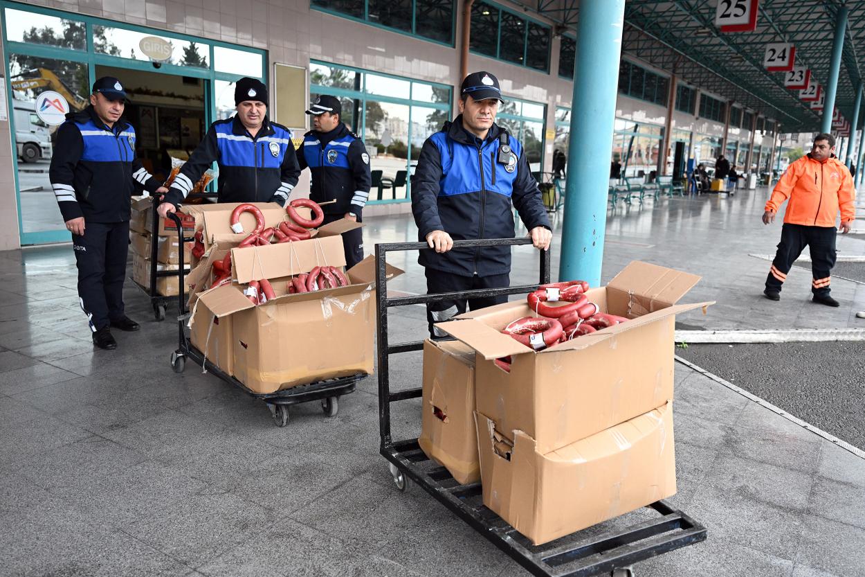 Mersin Büyükşehir Sağlıksız Koşullarda Gıda Sevkiyatına Geçit Vermiyor
