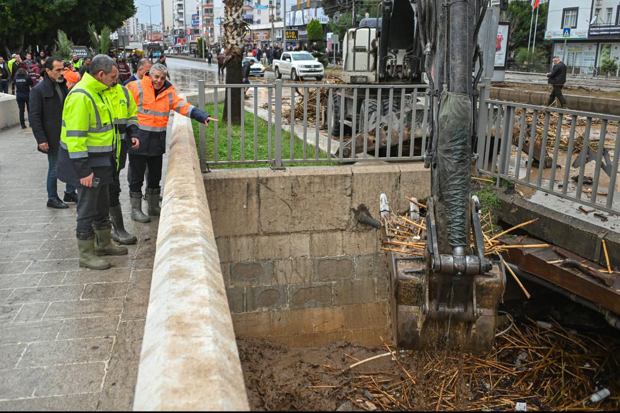 Mersin Büyükşehir Belediyesi ve MESKİ Ekipleri Sağanak Yağış Boyunca Sahada