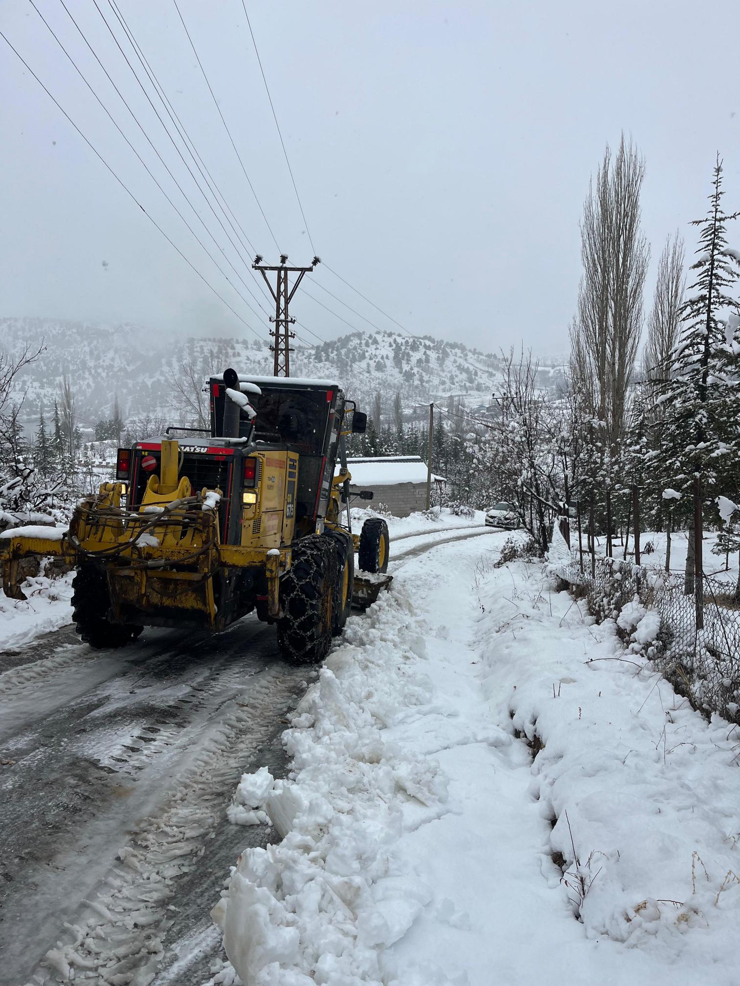 Büyükşehir Ekipleri Gece-Gündüz Karla Mücadele Ediyor